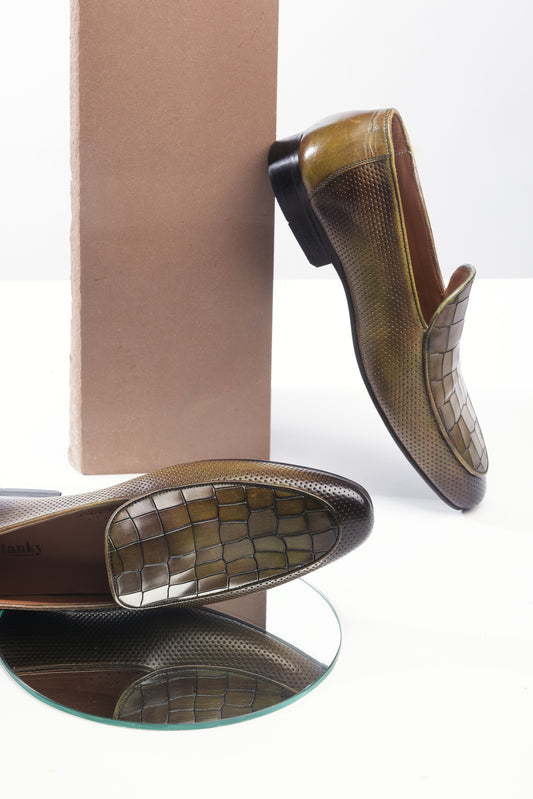 CROCO EMBOSSED WITH SEMI PERFORATED MOCCASIN